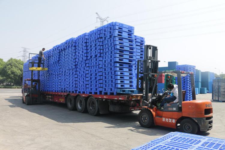 九腳吹塑托盤如何選擇？